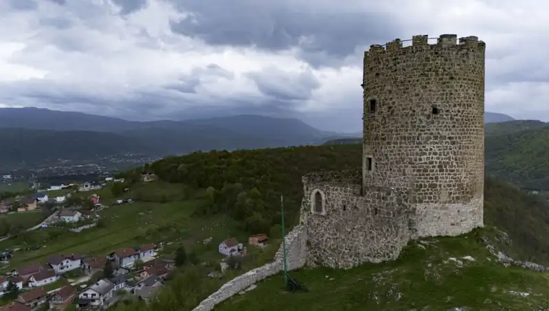 Bosna Hersek'te Geçmişin İzleri: Sokolac Kalesi'nin Zamana Direnişi