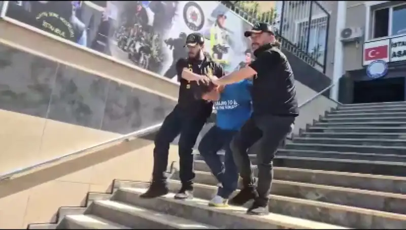 Ümraniye’de Film Gibi Gasp Olayı: Çetelerin Kız Arkadaşlarına Bilezik Alma Hırsızlığı!