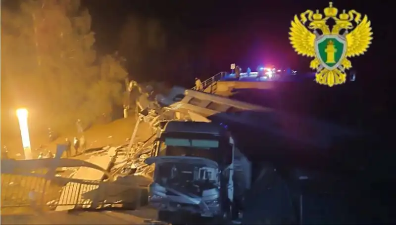 Rusya'da Trenin Üzerine Çöken Köprü: Trajik Kaza Ayrıntıları ve İlk Bilgiler
