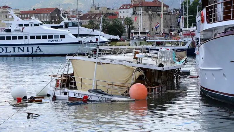Hırvatistan'daki Fırtınada Feribotun Çarptığı Gemi Battı: Korkutan Detaylar