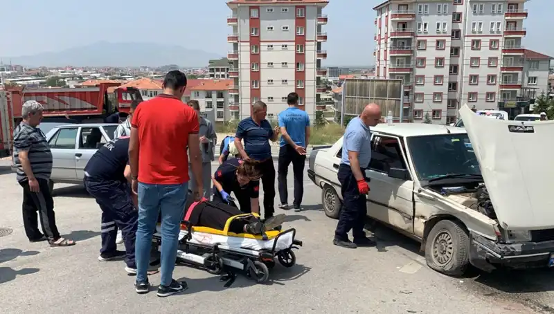 Kavşakta Feci Kaza: İki Kişi Yaralandı, Detaylar Ortaya Çıktı!