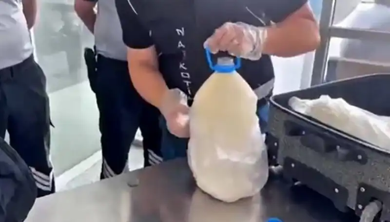 Havalimanında Şaşırtan Ele Geçirme: 12 Kilo 800 Gram Süt Şişesi İçinde Saklanan Narkotik