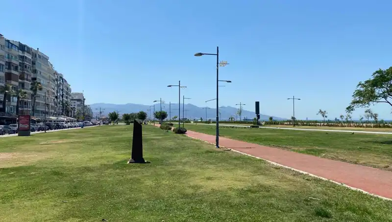 İzmir'de Sıcaklık Rekoru: Kordon Plajı Boş Kaldı, Şehir Büyülendi!