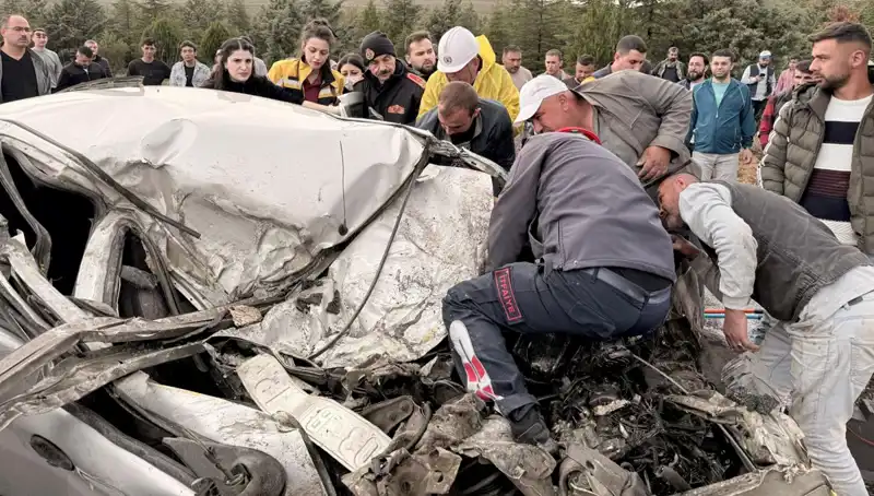 TIR ile Çarpışmanın Ardından Kağıt Gibi Ezilen Araçlar Şok Yarattı