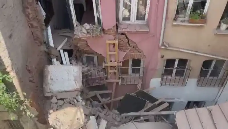 İstanbul'da Görülmemiş Olay: Üç Katlı Binanın Balkonu Çöktü