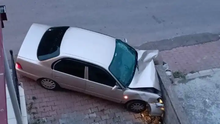 Kontrolsüz Araç Kazası: Duvara Çarparak Felaket Yaratıldı!