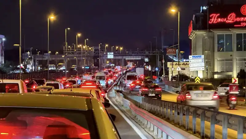 Yenibosna Metrobüs Yaya Üst Geçidinde Çalışmalar Başladı, Güvenlik Artacak!