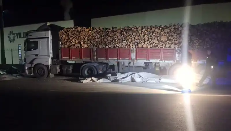 Brandayı Toplayan TIR Sürücüsüne Otomobil Çarptı: Kaza Anı ve Detaylar