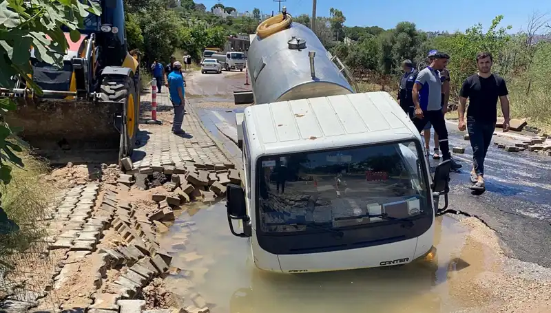 Bodrum'da Su Hattı Patladı, Tanker Çukurda Mahsur Kaldı!