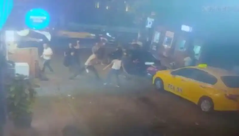 Beyoğlu'nda Lafta Kalmayıp Silahlarla Sonlanan Kavga