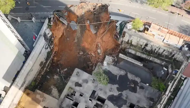Sarıyer'de Şok Gelişme: Cadde Contür Kapandı, Trafik Felç Oldu!