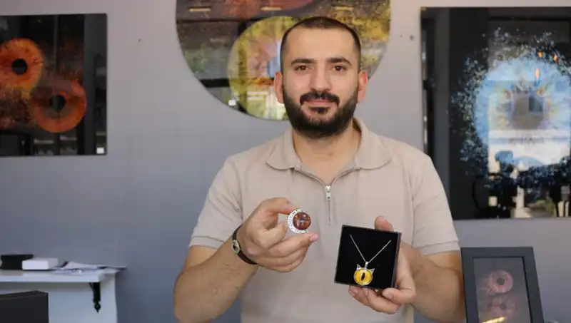 İris Fotoğraflarını Takı ve Tabloya Dönüştüren Sanatçı: İlk Uygulayan Kişi Kendisi!