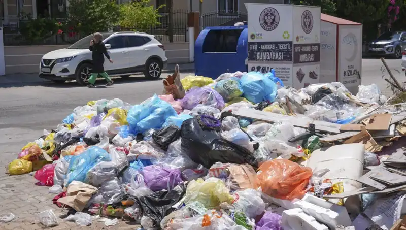 İzmir'de Çöp Yığınları Problemi: Nedenleri ve Çözüm Önerileri