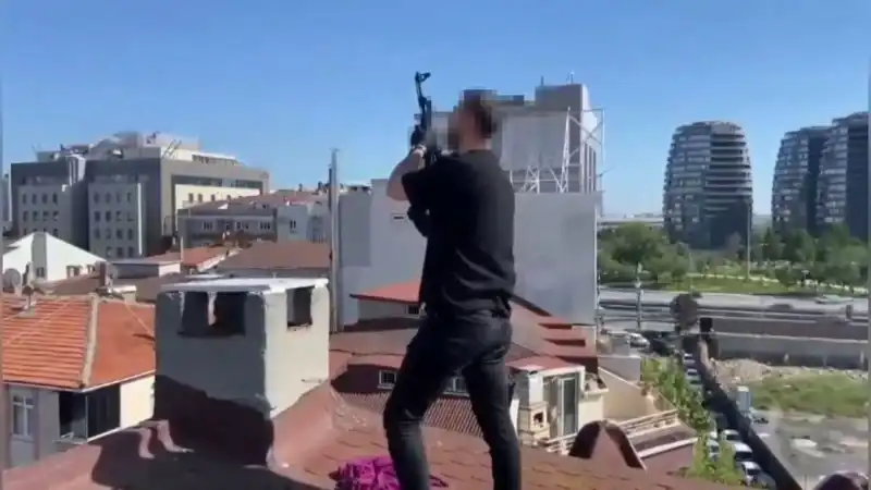 İstanbul’da Yıldırıcı Operasyon: Çatıda Kuyruğa Giren Zanlılar Bacadan AK-47 ile Tespit Edildi