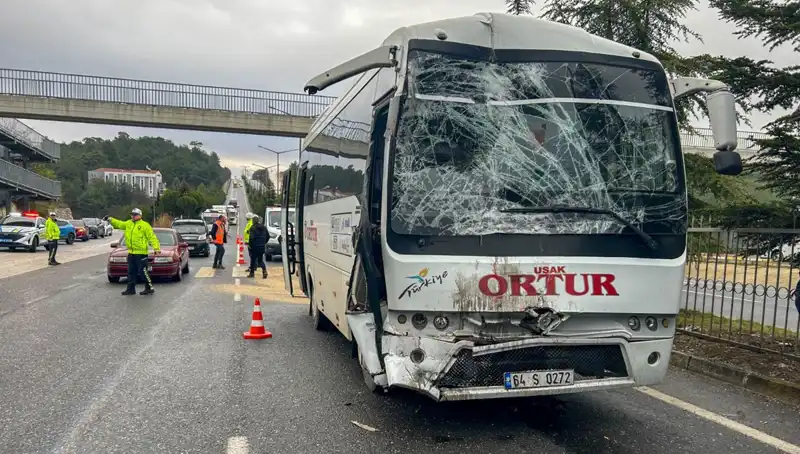Uşak’ta İşçi Servislerinin Çarpışması: Bir Kaza Anının Gölgesinde Çok Sayıda Yaralı