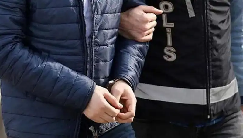 İzmir'de Büyük FETÖ Operasyonu: 10 Polis Memuruna Gözaltı, 2 Tutuklama