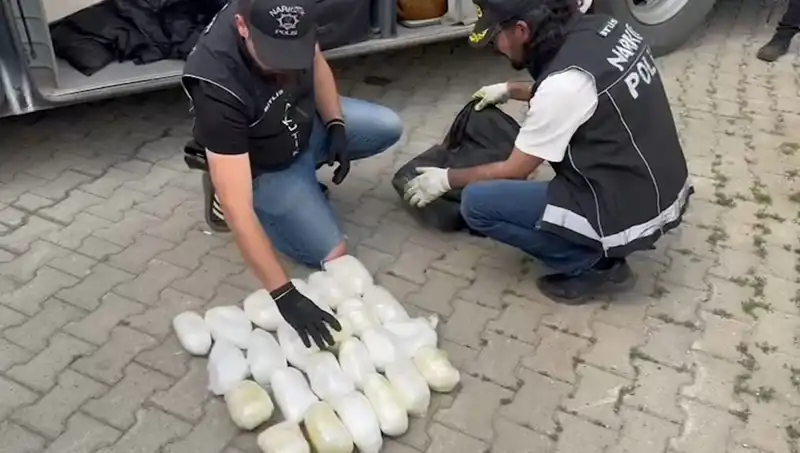 Yolcunun Valizinden 13 Kilo Metamfetamin Çıktı: Ülke Sarsıldı!