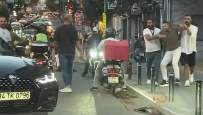 Nişantaşı'nda Yol Verme Kavgasında Sopalı Kavga: Kadın Dehşeti Yaşadı