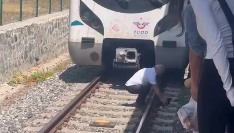 Marmaray Makinisti, Raylardaki Kediyi Fark Edip Treni Durdurdu!