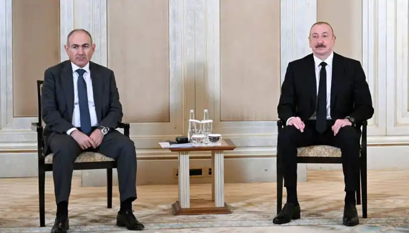 Aliyev ve Paşinyan, Abu Dabi’de Barış İçin Tarihi Zirveye İmza Attı