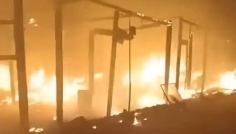 Elektrik Teli Kopması, 15 Çadırın Alev Alev Yanmasına Neden Oldu!
