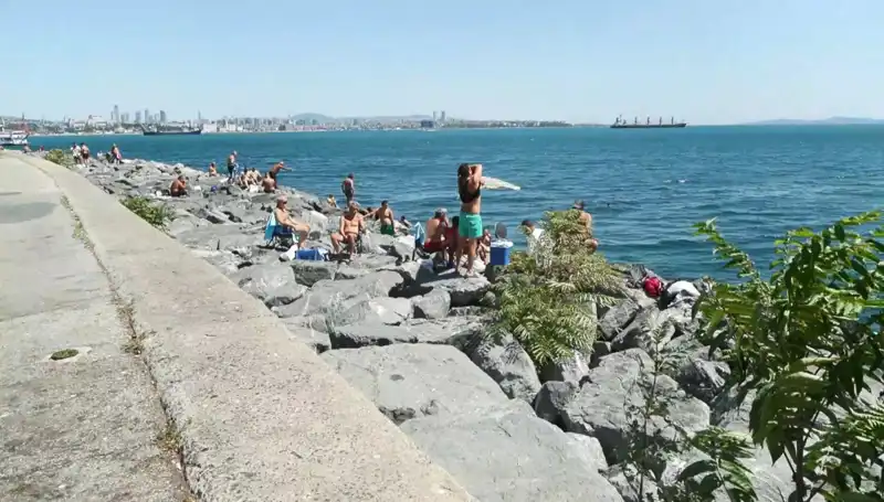 Güzel Havalar Tekrar Geri Döndü: İstanbullular Sahile Akın Etti!
