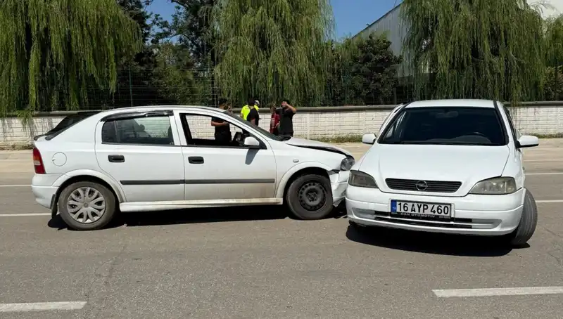 İki Araç Çarpıştı: Kaza Sonrası İki Yaralı Hastaneye Kaldırıldı
