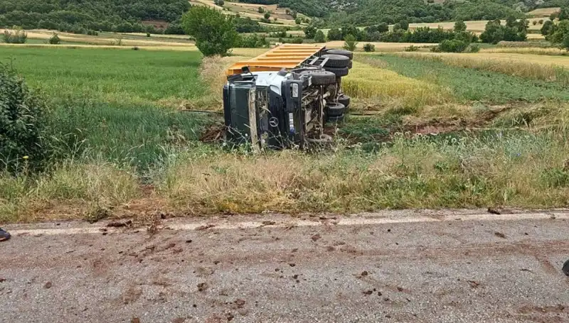 Tokat'ta Feci Trafik Kazası: Devrilen Kamyonun Şoförü Hayatını Kaybetti