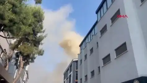 İstanbul'daki 4 Katlı İş Merkezinde Yangın! Can Pazarı Yaşanıyor