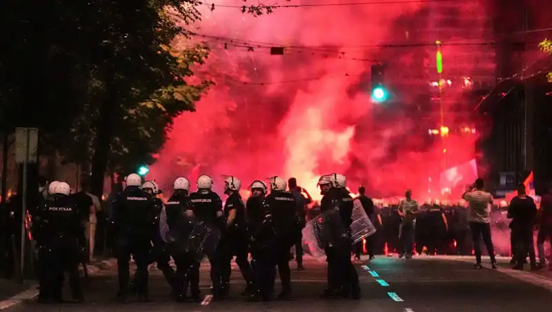 Sırbistan'da Erken Seçim İçin Sokaklarda On Binler! Gözaltılar Başladı