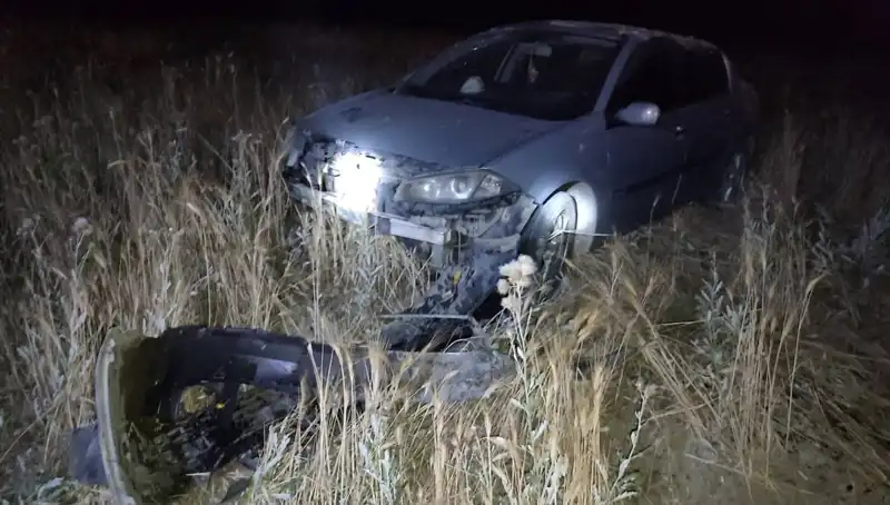 Burdur'da Kontrolden Çıkan Otomobil Tarlaya Uçtu: İki Kişi Yaralı
