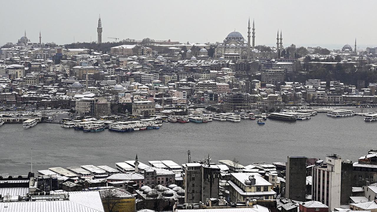 İstanbul'a beklenen kar yağdı!