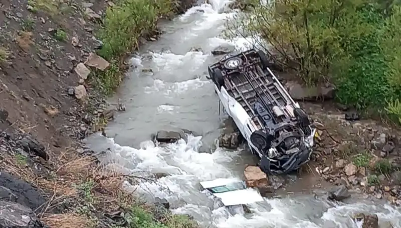 Hakkari'de Minibüs Kazasında Can Pazarı: İki Ölüm, Üç Yaralı