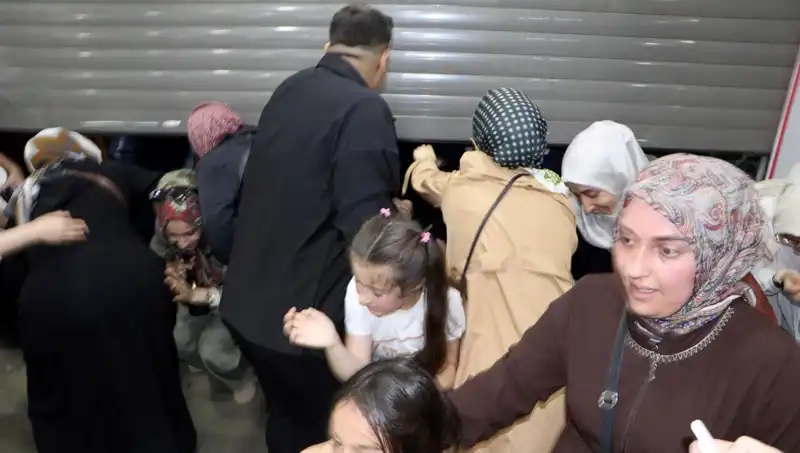 Alışveriş Merkezinde Şok İndirim! Müşteriler Tıka Basa Doldurdu