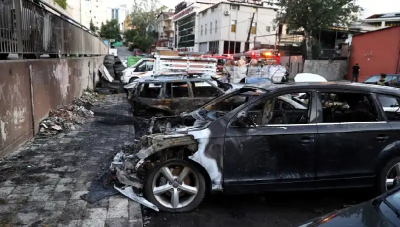Sanayide Yangın: Tamir İçin Bekleyen Araçlar Alev Alev Oldu