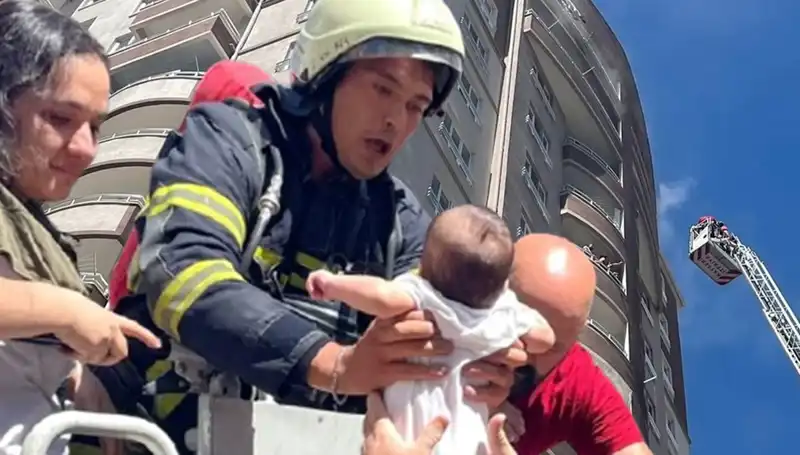 Kayseri'de 14 Katlı Binada Yangın: Sakinler Panik İçinde Kurtuluş Aradı