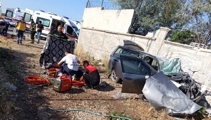 Lastiği Patlayan Araç İstinat Duvarına Çarptı: Korkunç Kaza Sonrası 1 Ölü, 6 Yaralı