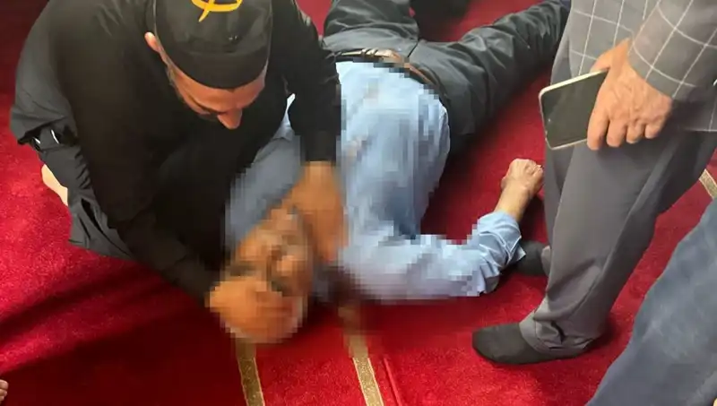 Camide İkamet Eden Adama Namaz Sırasında Bıçaklı Saldırı Gerçekleşti