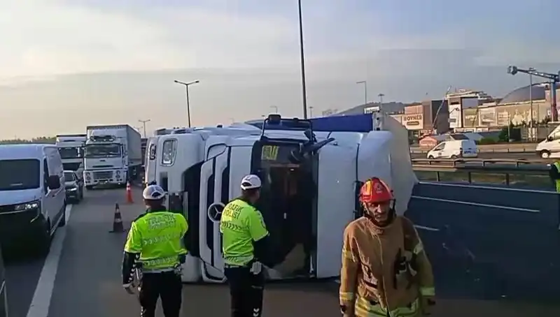 Pendik TEM Otoyolu'nda TIR Devrildi: İstanbul'a Giden Yolda Faciaya Ramak Kaldı!