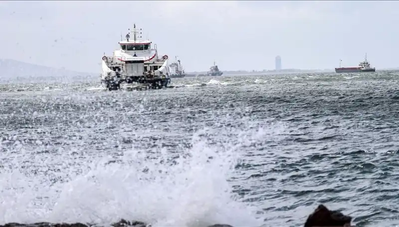 İzmir'de Şiddetli Fırtına Vapur Seferlerini Durdurdu!