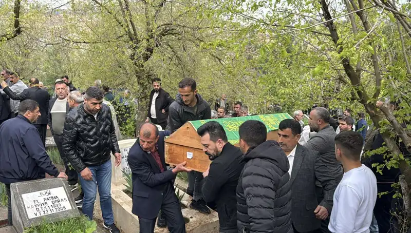 Karabük'teki Trafik Kazasında Hayatını Kaybedenler Diyarbakır'da Defnedildi