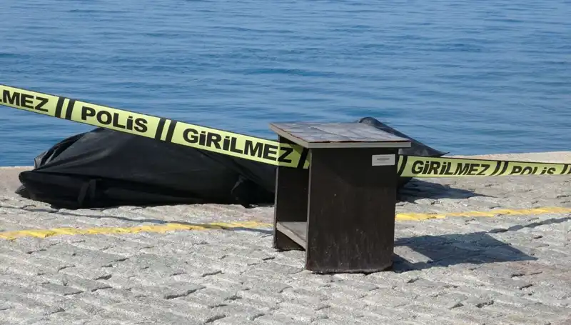 Falezlerin Arasında Bulunan Erkek Cesedi Gizemini Koruyor!