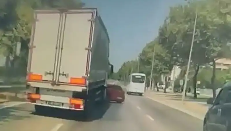 Bursa'da Kör Nokta Kazası: Trafikte Dikkat Eksikliği Tehlikesi
