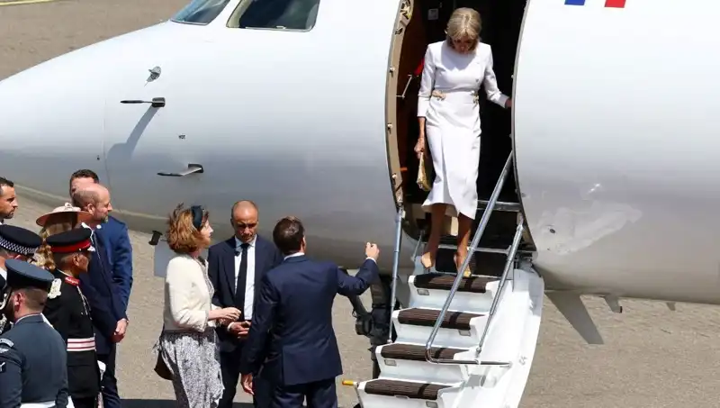 Macron Çifti Arasındaki Kriz: Elini Uzattı, Eşi Görmezden Geldi!