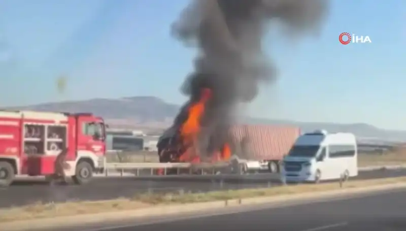 Ankara'da Feci Kaza: TIR Yangını Trafiği Kilitledi