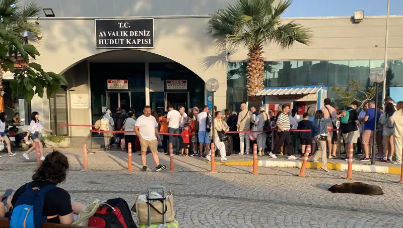 Bayramda Midilli Adası’na Yoğun İlgi: Tatilciler Akın Etti