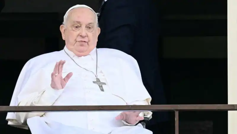 Papa Francis’in Hastane Çıkışı: Hastalıktan Sonra İlk Görüntüsü Naklen Yayınlandı