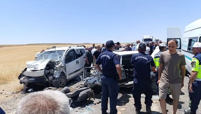 Hafif Ticari Araç ve Otomobil Çarpıştı: Feci Kazada 4 Kişi Hayatını Kaybetti