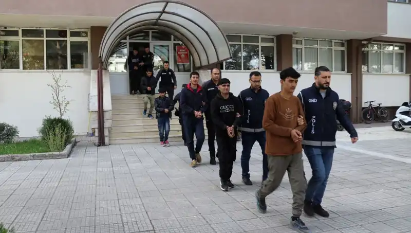 İki İlde 21 Düzensiz Göçmen Ele Geçirildi: Sınır Güvenliği Kontrol Altında mı?