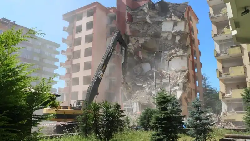 Dalgaların Gücü Yıkıma Neden Oldu: İki Bina Nasıl Yıkıldı?